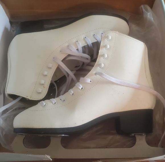 Women's White Ice Skates Size 9 - Picture 1 of 2
